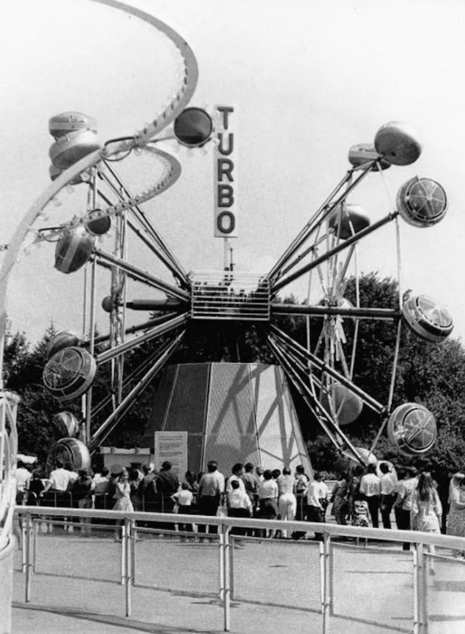 Карусель сложного вращения «Спираль». Оригинальная конструкция позволяла перемещать стержни с кабинами по виткам восходящей и нисходящей спиралей в сложной траектории движения. Измайловский парк, Москва, 1971 год.  
