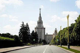 В Москву спешит летнее тепло, однако без высокого давления и грозы не обойдется