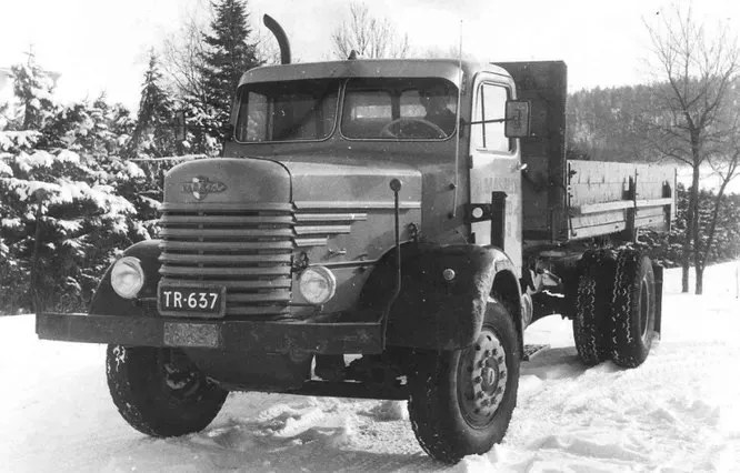 Много лет назад у Sisu был прямой (хотя и значительно более мелкий) конкурент компания Vanaja (точнее, Vanajan Autotehdas Oy). Существовала она с 1943 по 1968 год и производила грузовики и автобусы. На снимке Vanaja AEC 135hv 1962 года.