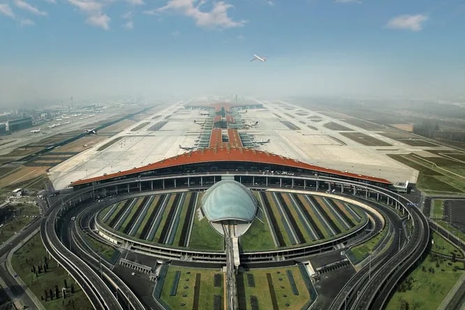 Международный аэропорт Шоуду, Пекин. Крупнейший аэропорт Китая, второй по пассажиропотоку в мире (90 миллионов пользователей в год). Занимает площадь в 15 кв. км., в день производится около 1100 рейсов.