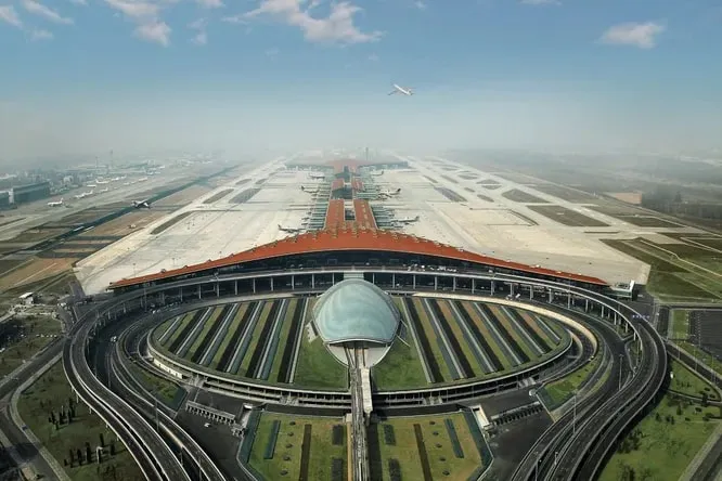 Международный аэропорт Шоуду, Пекин. Крупнейший аэропорт Китая, второй по пассажиропотоку в мире (90 миллионов пользователей в год). Занимает площадь в 15 кв. км., в день производится около 1100 рейсов.