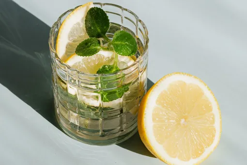 Полезно ли пить по утрам воду с лимоном