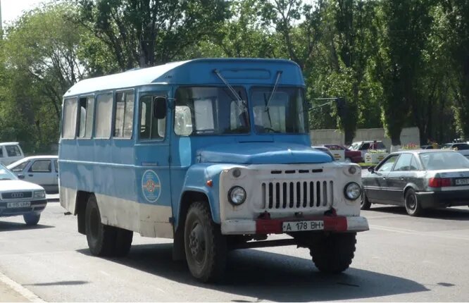 ТАвЗ/ТАрЗ (Киргизия). С 1976 года Токмакский авторемонтный завод №1 (ТАрЗ №1) начал производить цельнометаллические автобусы и производил их вплоть до начала 2000-х. На снимке ТАрЗ-002Б (1982). От других автобусов на той же базе визуально отличается оригинальной формой маршрутоуказателя над лобовым стеклом.