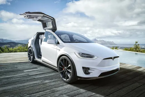 Автомобиль Tesla стал причиной гибели миллиардерши: она не разобралась в управлении