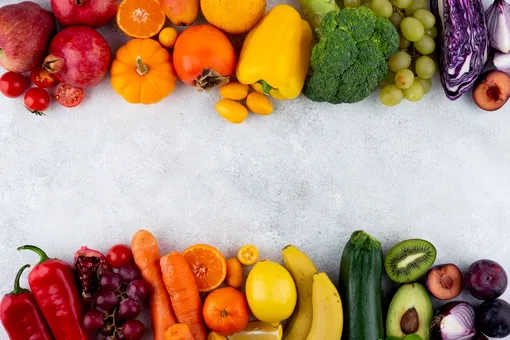 Употребление низкокалорийных продуктов перед основным приемом пищи помогает не переедать. Фрукты и овощи наполняют желудок, тем самым ограничивая количество пищи, съедаемой во время последующего обеда или ужина. Именно поэтому употребление овощей и фруктов способствует похудению.