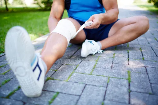Такая травма может быть вызвана частым бегом по асфальту или мышечным дисбалансом. Для лечения травмы колена от бега используйте специальный бандаж и сократите дистанцию