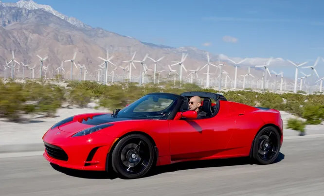 Tesla Roadster. Если Tesla берётся за производство электромобилей, она не станет делать их медленными. Мотор Tesla Roadster невелик, но позволяет разгоняться до 100 км/ч менее чем за 4 секунды, максимальная скорость - 201 км/ч (причём ограничена принудительно). Запаса батарей хватает на 300-400 км, а версия 2019 года обещает все 650.