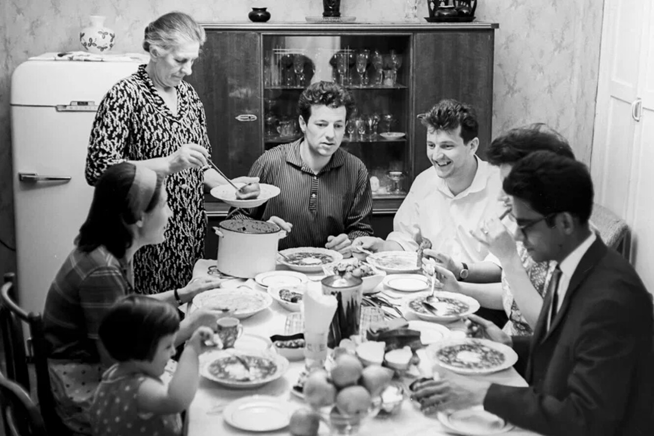 Семья в советское время. Советская семья за столом. Советское застолье. Семейное застолье. Советские посиделки на кухне.