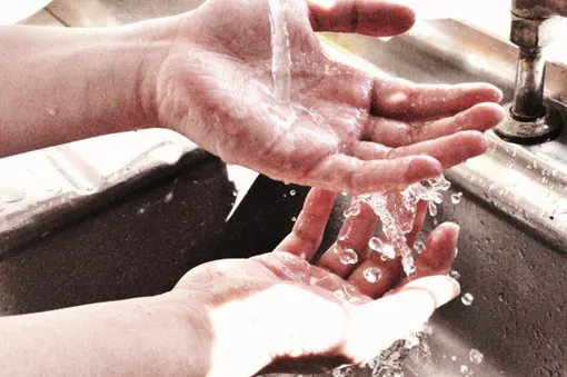 Соприкосновение с водой может быть болезненным, но некоторым везет и аллергия не затрагивает хотя бы руки