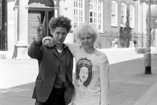 Менеджер Sex Pistols Малькольм Макларен и Вивьен Вествуд у здания лондонского суда после освобождения под залог за драку, 1977 г.