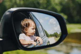 Родители ушли на свадьбу и оставили трехлетнюю дочь в машине: девочка задохнулась