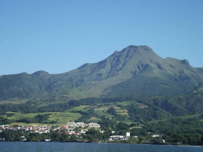 Мон-Пеле - действующий вулкан и высшая точка острова Мартиника, на Малых Антильских островах. В 1902 году неожиданное извержение смело с лица земли город Сен-Пьер, убив около 28 тысяч человек. Вулкан остаётся активным по сей день.