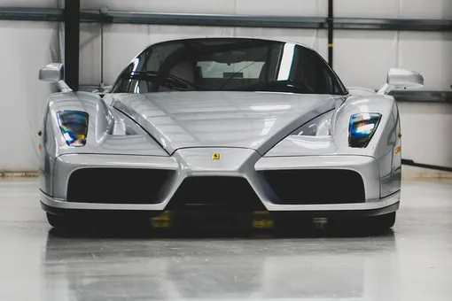 Суперкар Ferrari простоял в гараже 20 лет: вот как он выглядит сейчас снаружи и внутри
