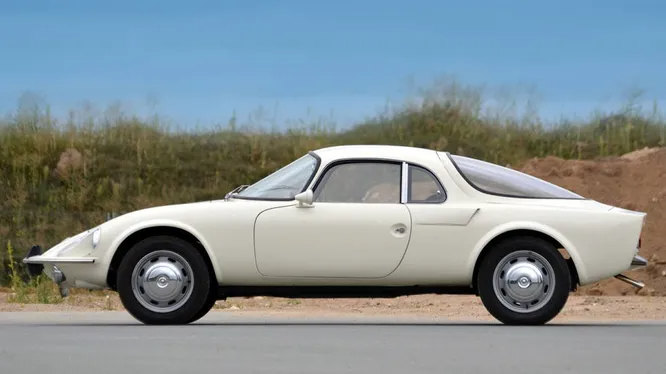 1965 Matra Djet. Первое авто со среднемоторной компоновкой, добравшееся до массового производства. Стальная рама, стеклопластиковый корпус. На этой машине ездил сам Юрий Гагарин.
