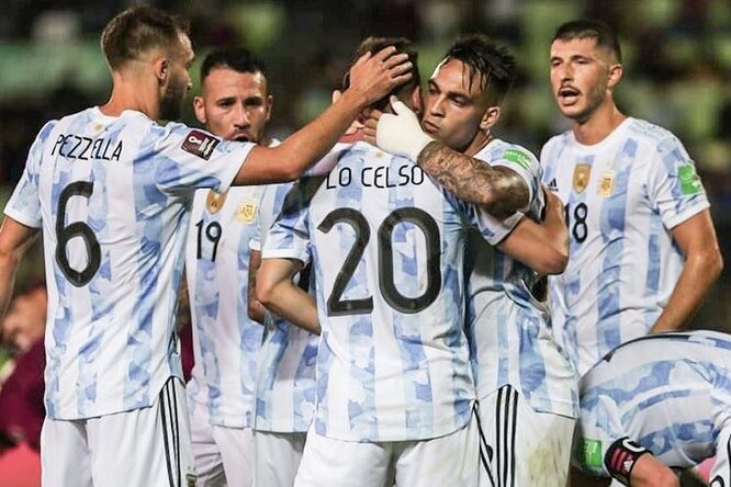 Матч между сборными Аргентины и Бразилии прервала полиция, вышедшая на поле за игроками