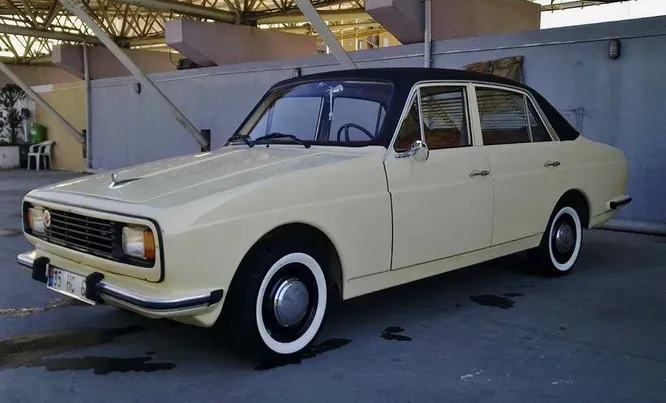 Собственно, Anadol ныне не существующий, но некогда крупнейший в Турции автопроизводитель. Существовал с 1966 по 1991 год, изначально по лицензии Reliant, но затем перешёл на модели собственной турецкой разработки. На снимке Anadol SL 1976 года.