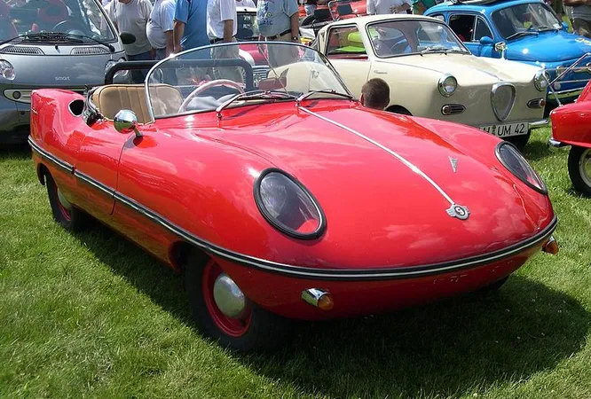 На снимке очень известный автомобиль Goggomobil Dart, производившийся в 1959-1961 годах компанией Buckle Motors. Компания Buckle, выпускавшая автомобили, в том числе и под собственным брендом, существовала с 1927 по 1967 год.