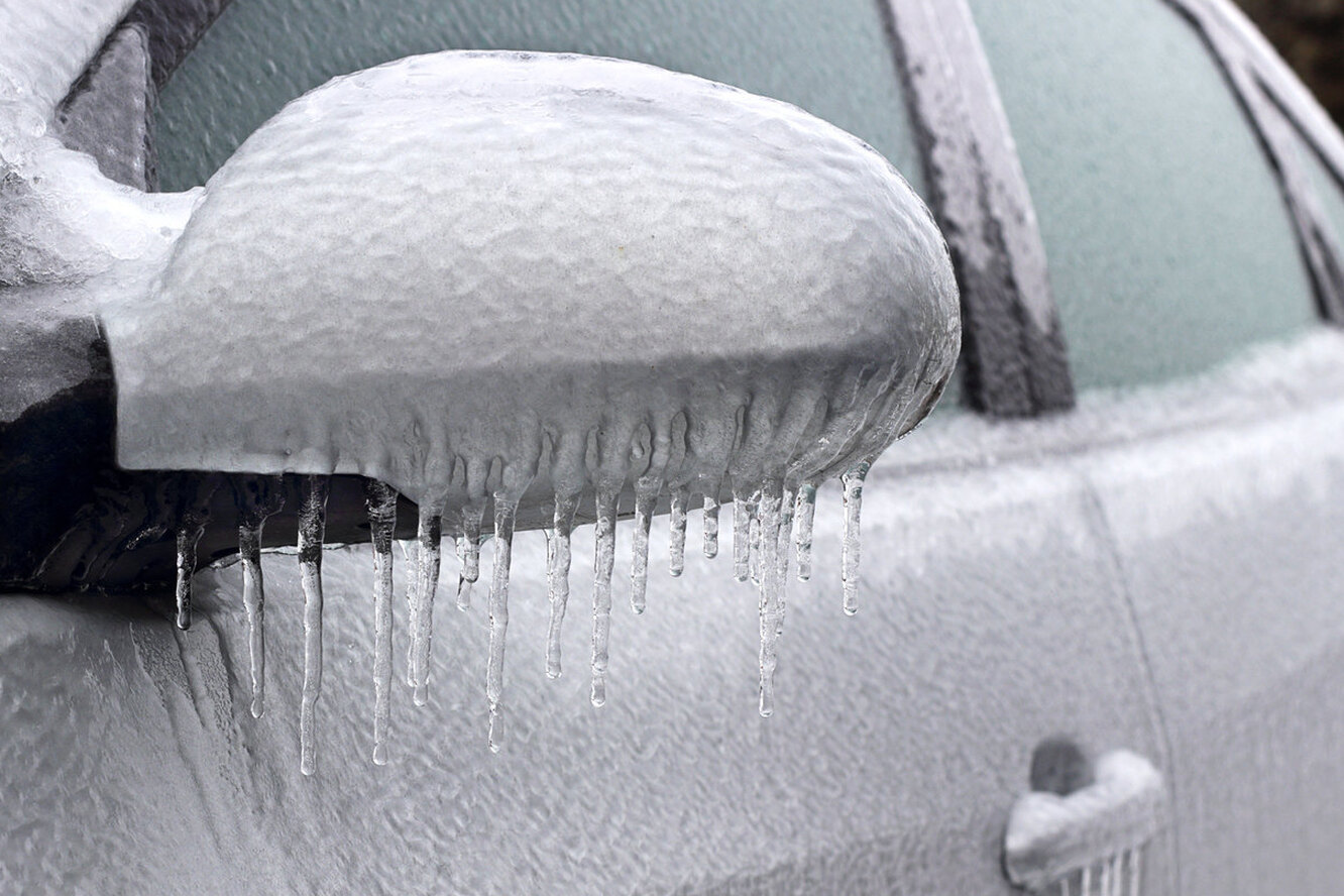Если внести лед с сильного мороза. Машина во льду. Машина покрытая льдом. Стекло в авто из ледяного дождя. Замерзшая машина.