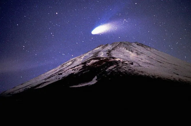 Комета C/1995 O1 (Хейла Боппа) над вулканом Фудзияма. Япония, 31 марта 1997 года.