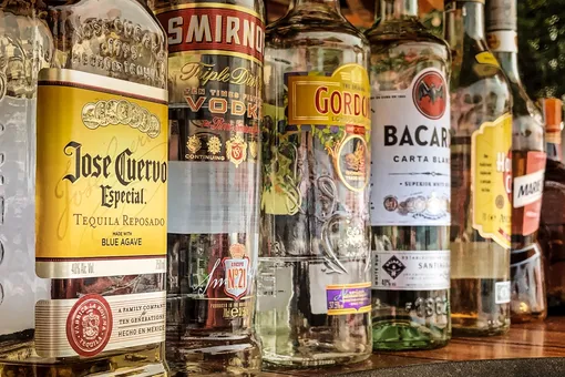 Россияне не готовы экономить на алкоголе, но жалеют деньги на продукты — исследование