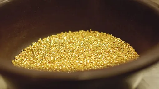 Гранулы чистого золота, которое пойдет на банковские слитки или промышленные детали, а также станет частью ювелирных сплавов.