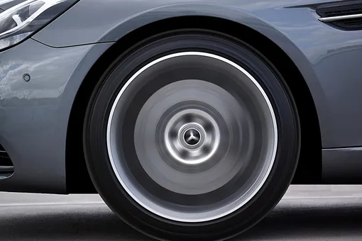Почему во время движения автомобиля кажется, будто колеса вращаются в обратную сторону?