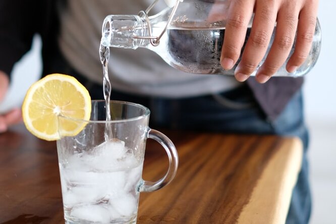 Что произойдет с организмом, если пить по 4 литра воды в день: результаты эксперимента, которые удивили даже врача