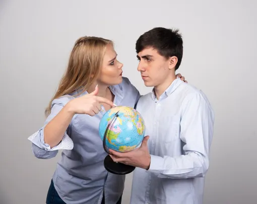 мужчина и женщина с глобусом