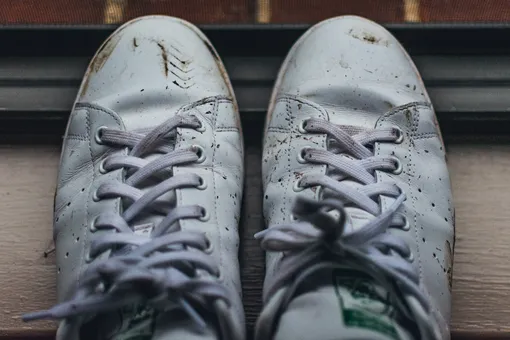 Как быстро очистить белые кроссовки и кеды: 10 самых простых и дешевых способов