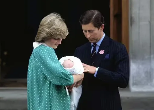 Принц Чарльз с Дианой и новорожденным принцем Уильямом