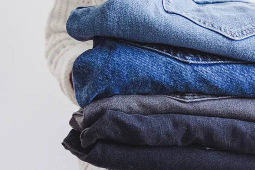 Сохраните ваши джинсы вечно новыми: эти простые лайфхаки спасут внешний вид любимой вещи
