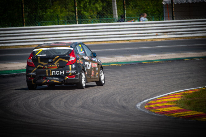 Контраварийное вождение: как избежать заноса зимой и летом на мокрой дороге