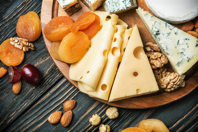 Как собрать идеальную сырную тарелку: попробуйте эти 5 разнообразных вариантов