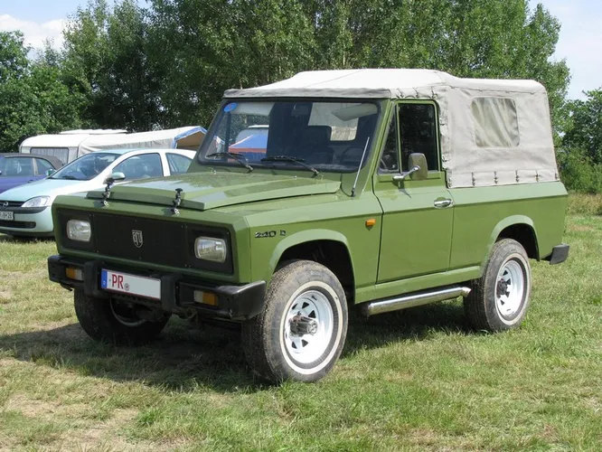 Начнём с классики. Это ARO 240, одна из самых популярных моделей завода ARO (Auto Romania), крупного производителя внедорожников, существовавшего с 1957 по 2006 год. АRO 24-й серии помимо 240-го, в ней было много модификаций производились на протяжении 30 лет, с 1972-го по самое закрытие компании.