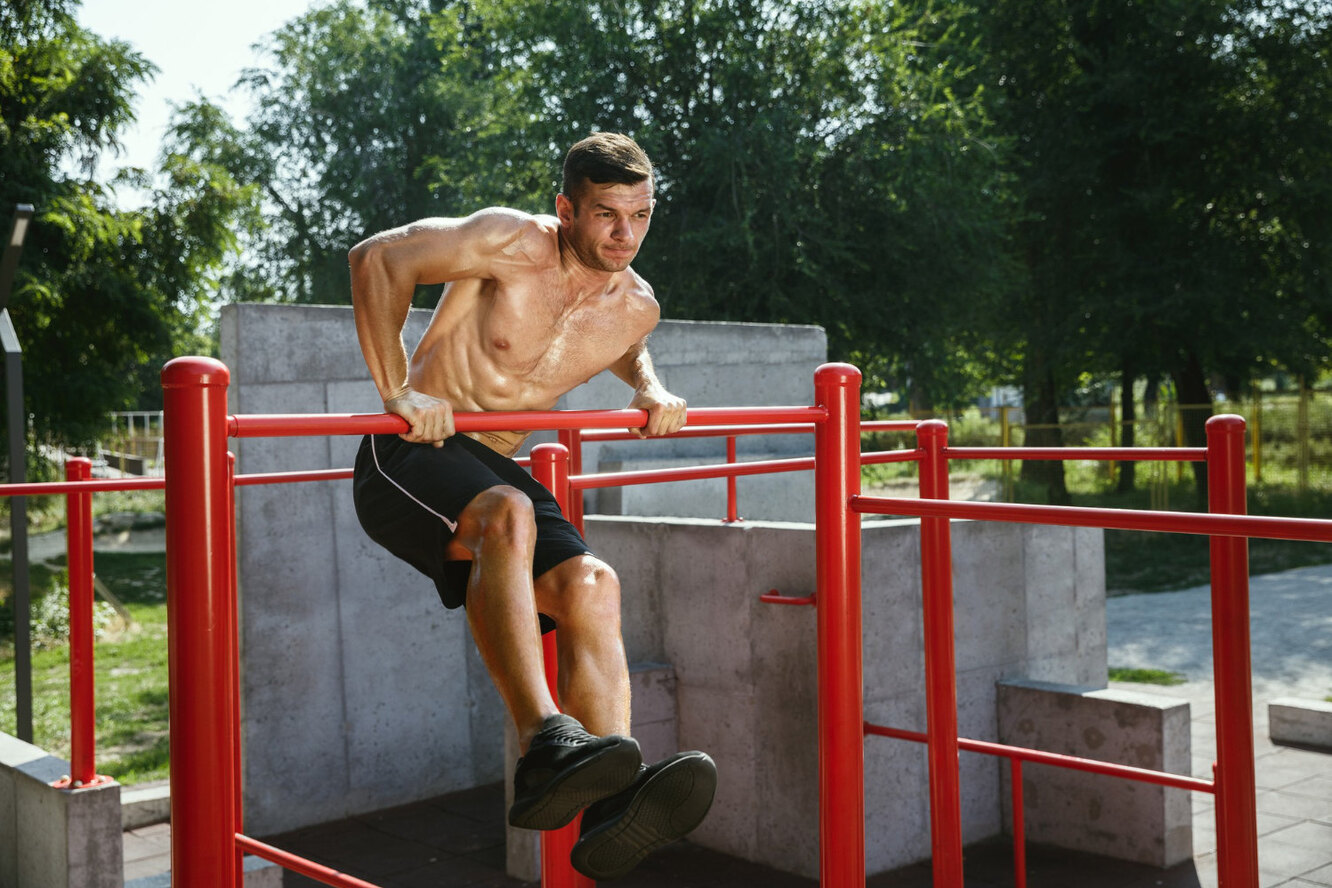 Как правильно выполнять вис на турнике: мышцы торса будут гореть