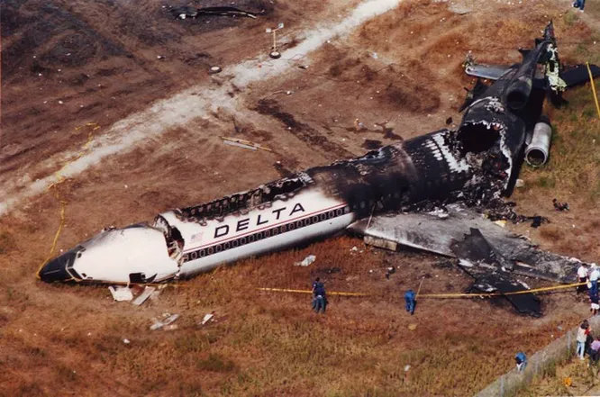 Катастрофа в Далласе. 31 августа 1988 года Boeing 727-232 компании Delta Air Lines не смог набрать высоту, врезался в антенну радиомаяка и рухнул на землю. При этом погибло 14 человек, но 94 выжили.  