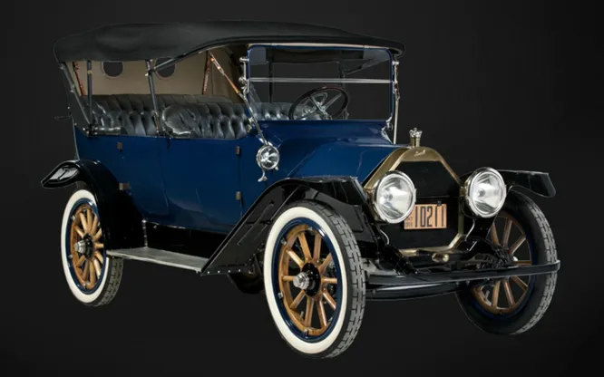 Russell. Первый канадский автопроизводитель, базировался в Торонто и делал автомобили с 1904 по 1916 год. Создан Томми Расселлом человеком, одержимом идеей построить настоящую канадскую машину. На снимке Russell Model 14-28 (1910).