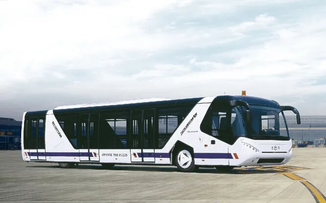 Youngman (Цзиньхуа, Китай). Собственно, это дальнейший путь Neoplan. Сперва бренд выкупила компания Vision, но она была ликвидирована в 2014 году, и все технологии автобусного производства перекупили китайцы из молодой, основанной в 2001 году автомобильной компании Youngman. Таким образом, к легковым и грузовым автомобилям добавился аэропортовый автобус Youngman JNP6140 (на снимке) вместимостью 129 человек.
