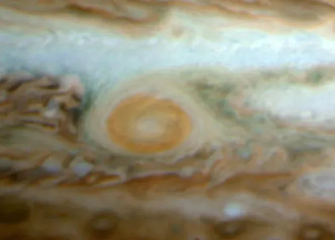 Овал Ва, Малое красное пятно Юпитера. Все знают про Большое красное пятно Юпитера, но существует также его младший брат Малое красное пятно. Оно примечательно тем, что астрономы наблюдали за его формированием с 2000 года. Сначала три разных белых урагана постепенно слились в один, а затем получившаяся буря постепенно окрасилась в красный цвет предположительно, под воздействием солнечного излучения и сопутствующих химических реакций.