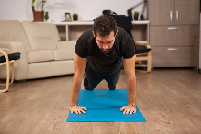 Домашняя тренировка для тех, у кого мало времени: 5 упражнений на все тело с собственным весом