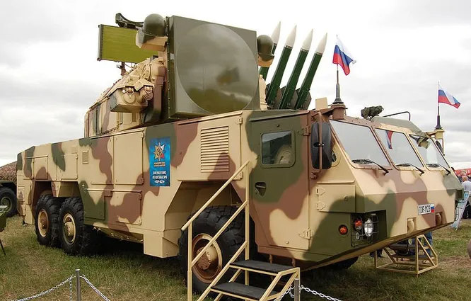 МЗКТ-6922. Минский завод колёсных тягачей «отпочковался» от МАЗа в 1991 году с тех пор стал одним из ведущих производителей тяжёлой транспортной и военной техники. Шасси МЗКТ используют системы «Тополь-М», «Искандер-М» и другие.