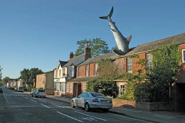 «Хедингтонская акула» - Оксфорд, Великобритания. Эта акула   огромная скульптура, находящаяся на крыше здания по адресу Нью-Хай стрит, дом 2, Хедингтон, Оскфорд. Ее голова полностью уходит внутрь дома, пронзая черепицу. Созданная скульптором Джоном Бакли в 1986 году из окрашенного стекловолокна, акула весит около 200 кг и достигает 7,6 метров длину. Она была установлена к 41-й годовщине падения атомной бомбы на Нагасаки.  