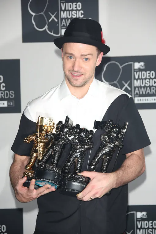 Джастин Тимберлейк с призовыми статуэтками, полученными им по итогам премии MTV Video Music Awards 2013 года