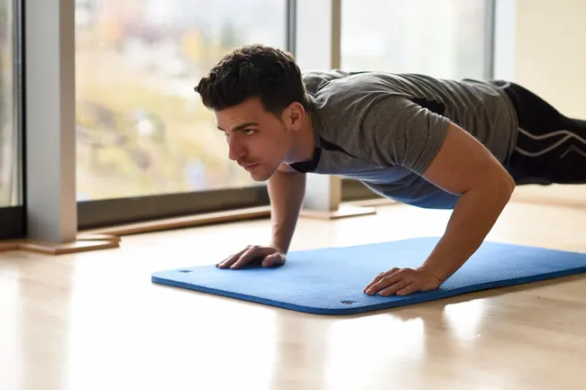 Домашняя тренировка для мощной груди: 5 упражнений, которые помогут накачаться к лету