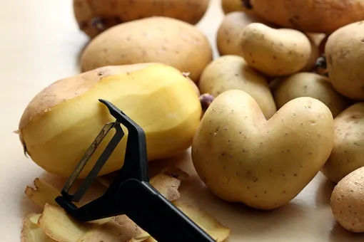 Как быстро почистить картофель без ножа и овощечистки: 4 лайфхака, которые сильно облегчат вам жизнь