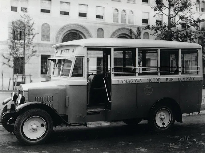 Sumida бренд, под которым продавались автобусы компании Ishikawajima Jidosha Seisakusho. На снимке модель Sumida Model M Bus (1929), один из самых популярных довоенных японских автобусов.