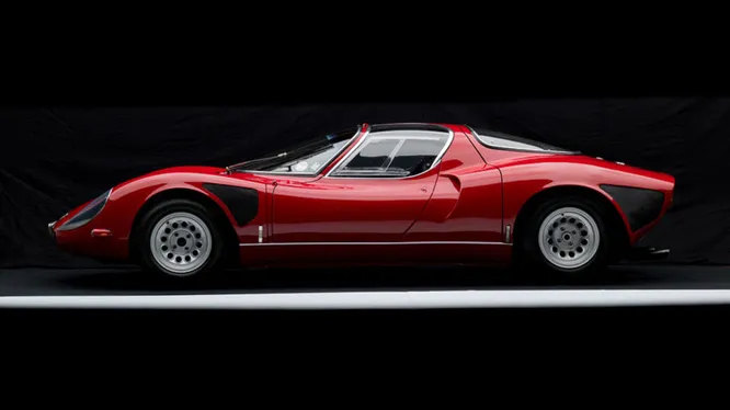 1967 Alfa Romeo Tipo 33 Stradale. Салон этого авто был невелик, но слухи говорят, что его покупали исключительно из-за роскошного внешнего вида.