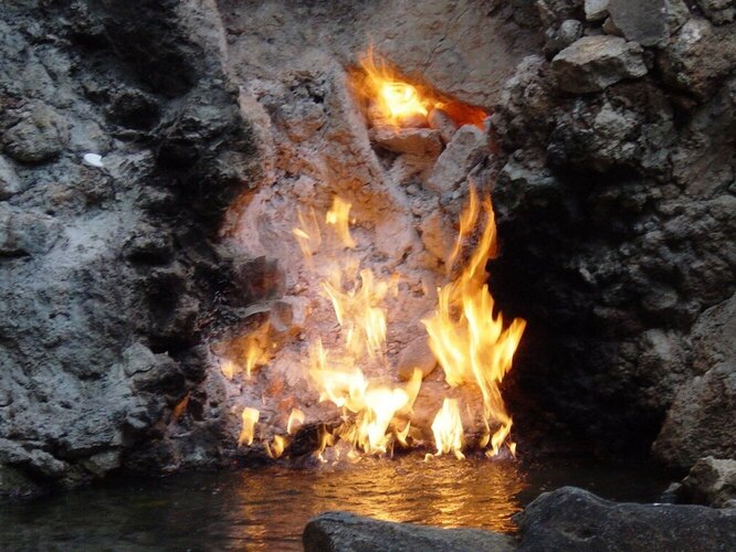 Пещера Воды и Пламени в Тайване на самом деле не пещера, а скала с богатым источником метана, расположенным около грязевого вулкана. Подземный газ горит уже около трёхсот лет и пару столетий назад достигал трёхметровой высоты.