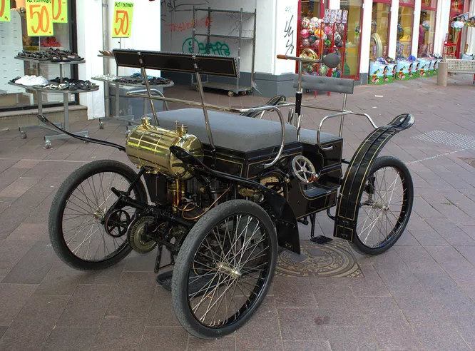 Brems первый датский производитель автомобилей. Фирма существовала с 1900 по 1907 год и за это время изготовила 8 автомобилей Brems Type A. На снимке реплика 2012 года (ни одного оригинала до наших дней не сохранилось).