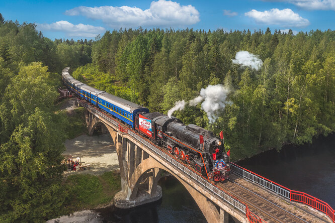 10 самых необычных поездов России: ретроэкспресс, состав с черными вагонами и отель на колесах